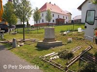 Kamenný kříž pod farou v Bělotíně od roku 2015