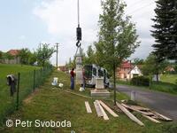 Kamenný kříž pod farou v Bělotíně od roku 2015