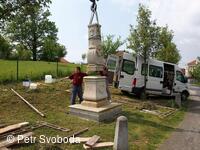 Kamenný kříž pod farou v Bělotíně od roku 2015