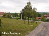 Kamenný kříž pod farou v Bělotíně od roku 2015