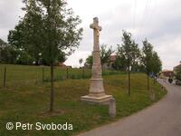 Kamenný kříž pod farou v Bělotíně od roku 2015