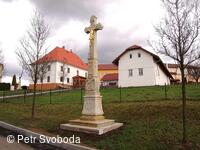 Kamenný kříž pod farou v Bělotíně od roku 2015