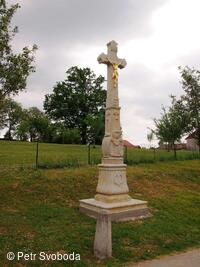 Kamenný kříž pod farou v Bělotíně od roku 2015