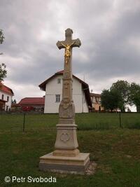 Kamenný kříž pod farou v Bělotíně od roku 2015