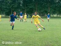 fotbalové družstvo žáků na domácím hřišti