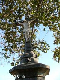 Kamenný kříž na cestě od hřbitova