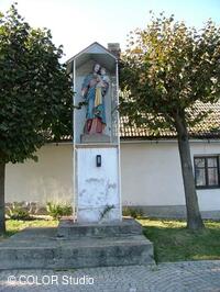 Socha Panny Mariena hrázi rybníka