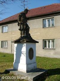 Socha sv. Jana Nepomuckého na dolním konci obce