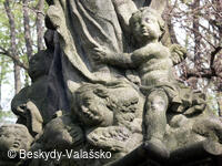 Detail sochy u vstupu do obory