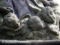 Detail sochy u vstupu do obory 2