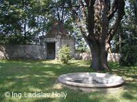 Tovačov, Zámek - hradby