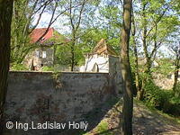 Tovačov, Zámek - hradby