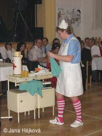 Obecní ples - ordinace uprostřed vesnice