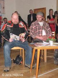 Obecní ples - ordinace uprostřed vesnice