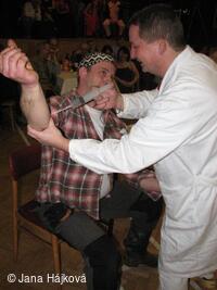 Obecní ples - ordinace uprostřed vesnice