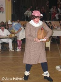 Obecní ples - ordinace uprostřed vesnice