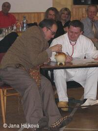 Obecní ples - ordinace uprostřed vesnice