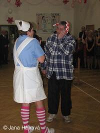 Obecní ples - ordinace uprostřed vesnice