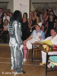 Obecní ples - ordinace uprostřed vesnice