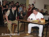 Obecní ples - ordinace uprostřed vesnice