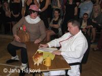 Obecní ples - ordinace uprostřed vesnice