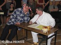 Obecní ples - ordinace uprostřed vesnice