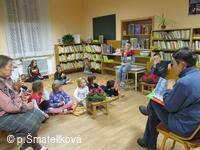 Vánoční povídání v místní knihovně
